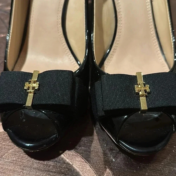 Tory Burch Black patent leather with bow and gold TB emblem
Leather sole - Picture 3 of 7